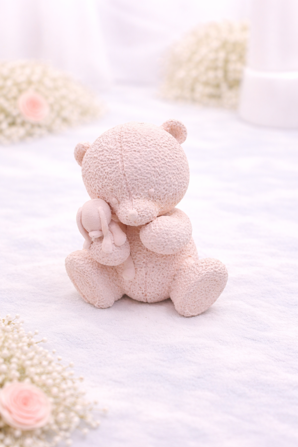 Teddy mit Plüschkaninchen